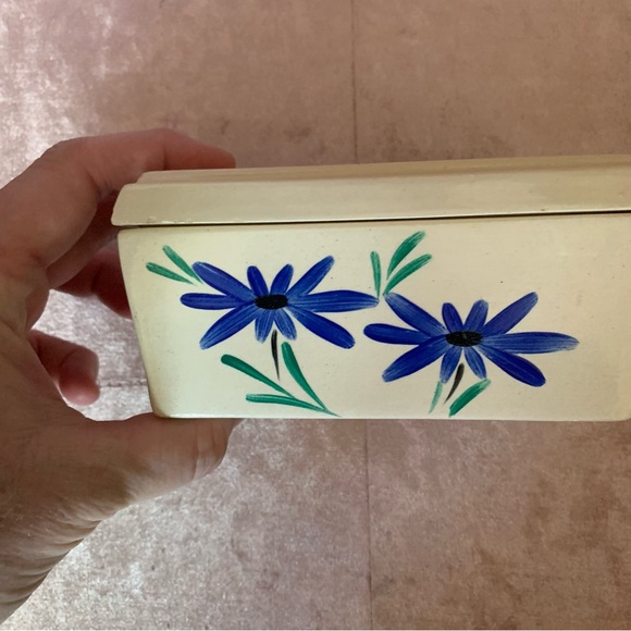 👗Painted White Ceramic Knick-Knack Box with Forget-Me-Not Flowers - Picture 8 of 11